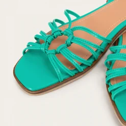 Amfi Sandaly, Jaskrawy Zielony