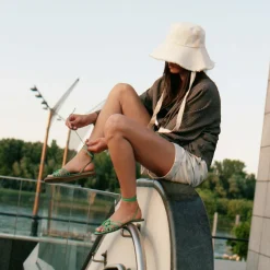 Amfi Sandaly, Jaskrawy Zielony