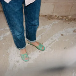 Amfi Sandaly, Jaskrawy Zielony