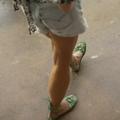 Amfi Sandaly, Jaskrawy Zielony