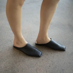 Bayit Klapki, Czarny