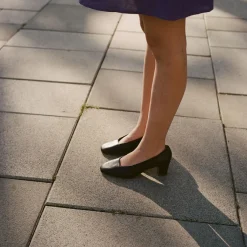 Dvora Czółenka, Czarny