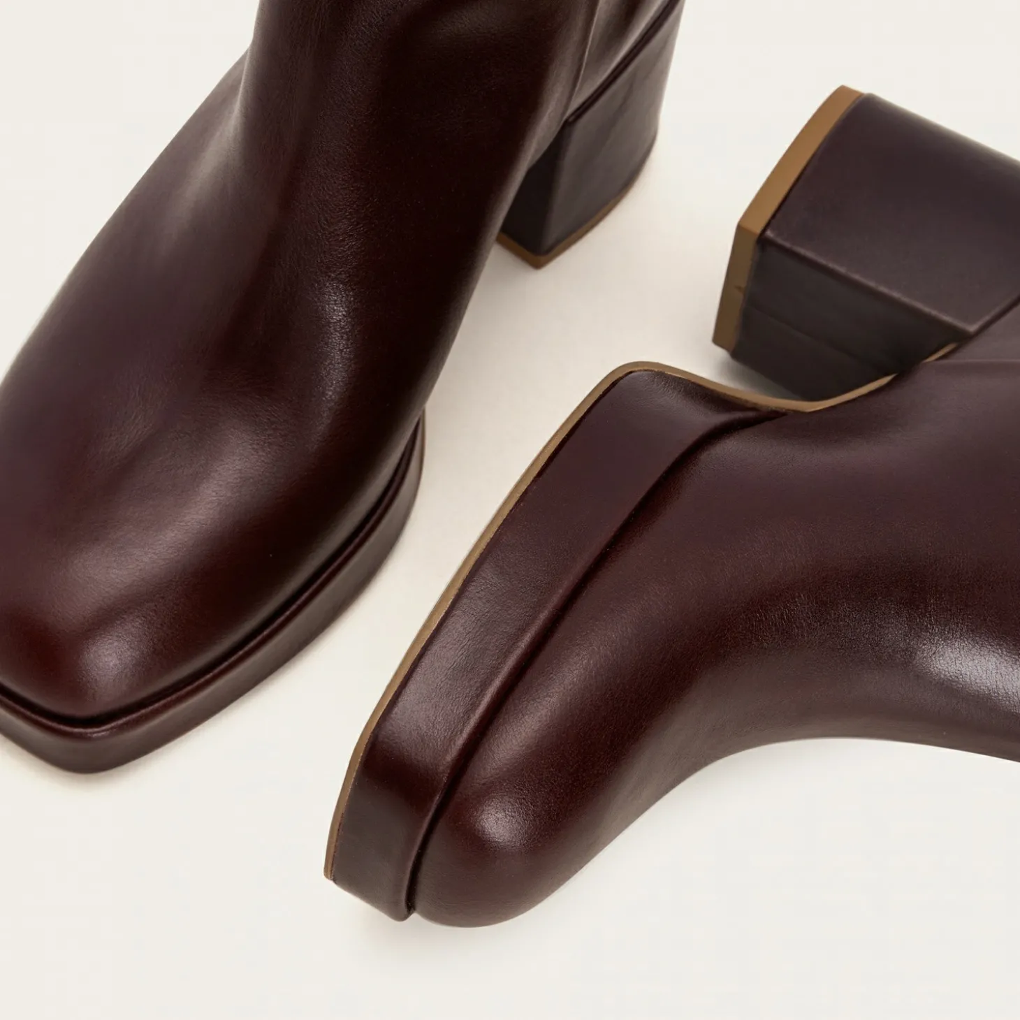 Elton Botki, Mahoniowy