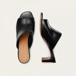 Ginaa Klapki, Czarny