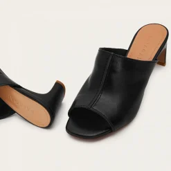 Ginaa Klapki, Czarny