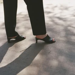 Ginaa Klapki, Czarny