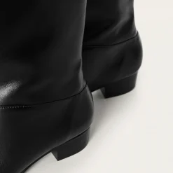 Martha Kozaki, Czarny