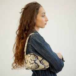 Roha Torebka, Zlamana Biel Pytona