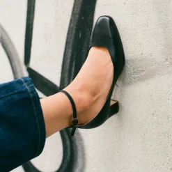 Sira Czółenka, Czarny