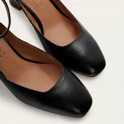 Sira Czółenka, Czarny