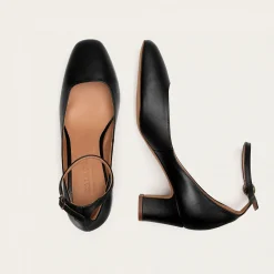 Sira Czółenka, Czarny