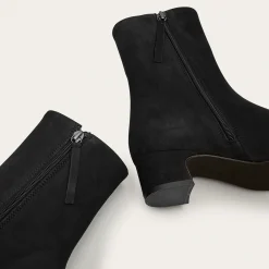 Stav Botki, Czarny Nubuk