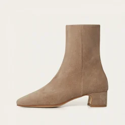 Stav Botki, Szary Welur