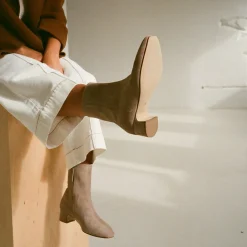 Stav Botki, Szary Welur