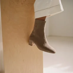 Stav Botki, Szary Welur