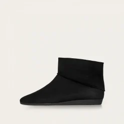 Vanya Botki, Czarny Nubuk