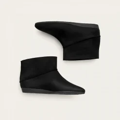 Vanya Botki, Czarny Nubuk